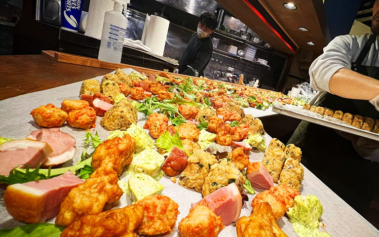 ビュッフェスタイルの料理